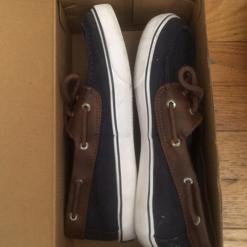 Boys shoes size 4 . Excellent condition.